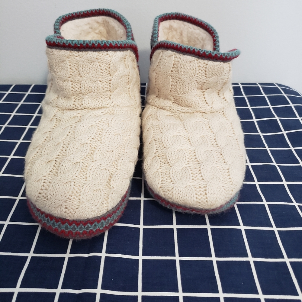 Muk Luks》9/10 knit slipper booties